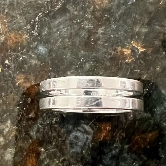 Gucci silver ring size 8 with COA unisex. Great Valentine’s Day gift.